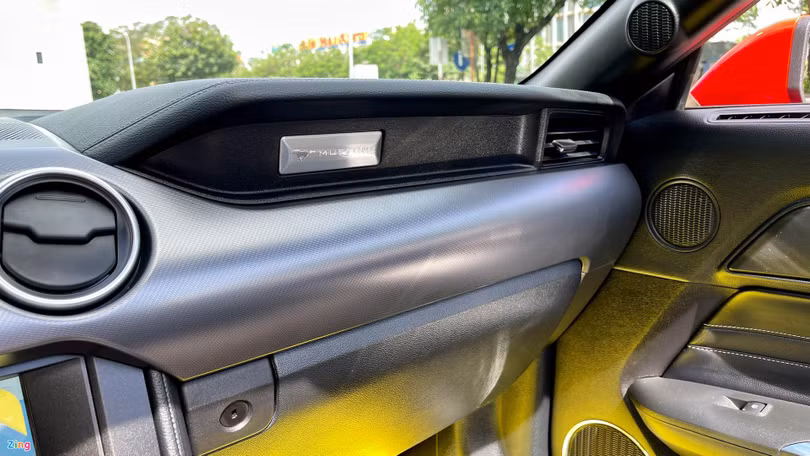 Chi tiết Ford Mustang 2021 phiên bản mui trần tại Việt Nam