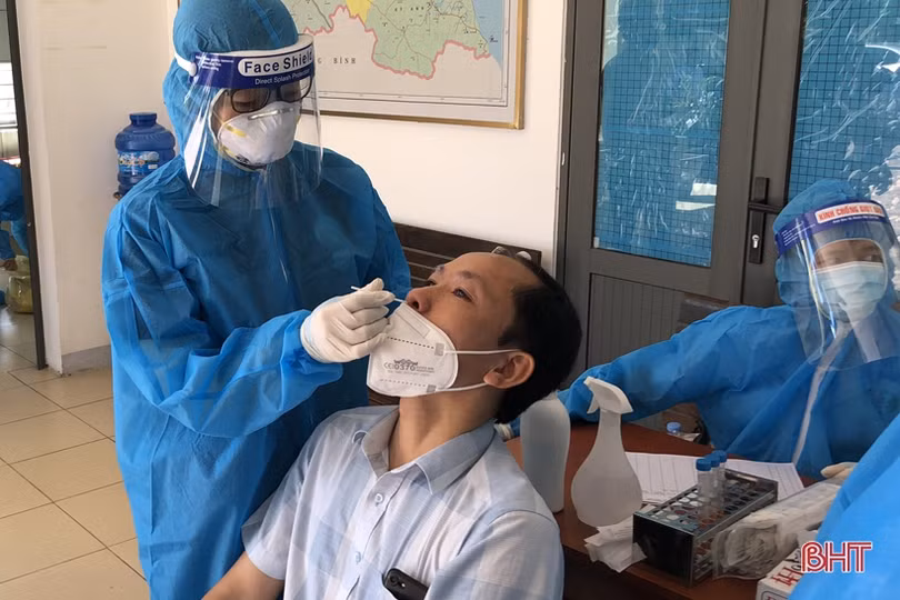 Người dân Hà Tĩnh đồng loạt đi xét nghiệm Covid-19 mở rộng từ nguồn xã hội hóa của doanh nghiệp