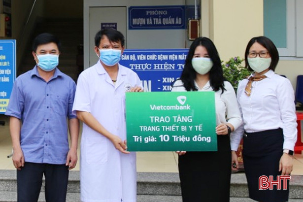 Vietcombank Hà Tĩnh hỗ trợ kinh phí mua trang thiết bị y tế cho các bệnh viện