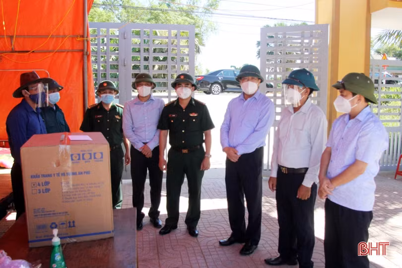 Phó Chủ tịch Thường trực HĐND tỉnh động viên lực lượng chống dịch ở Hương Sơn