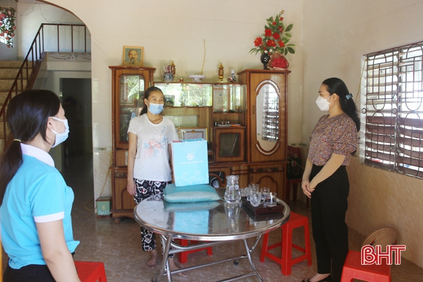 Thăm hỏi, động viên cán bộ, hội viên phụ nữ khó khăn ở Hương Sơn