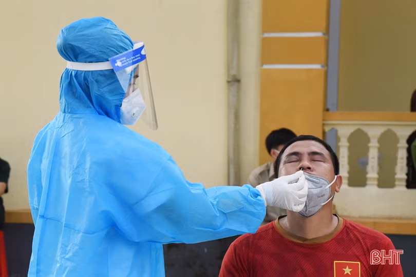 Người dân Hà Tĩnh đồng loạt đi xét nghiệm Covid-19 mở rộng từ nguồn xã hội hóa của doanh nghiệp