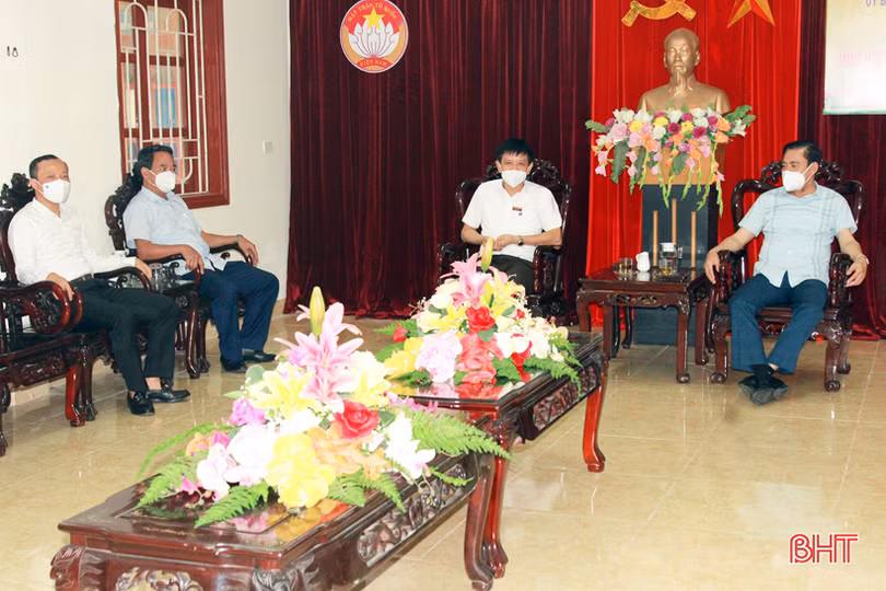 Tỉnh Bôlykhămxay và các doanh nghiệp hỗ trợ Hà Tĩnh phòng, chống dịch Covid-19