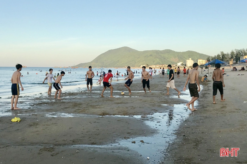 Nhiều người dân Hà Tĩnh đổ về biển Thiên Cầm “quên” phòng dịch