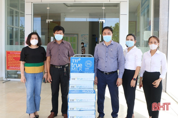 Vietcombank Hà Tĩnh trao tặng 800 triệu đồng cho tuyến đầu chống dịch