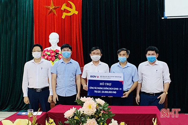 BIDV Kỳ Anh hỗ trợ 100 triệu đồng, 5 bộ máy tính phục vụ phòng, chống dịch