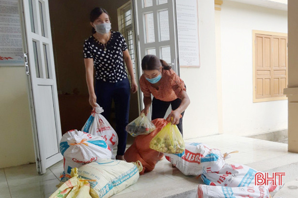 Phụ nữ Vũ Quang quyên góp gần 1,5 tấn nông sản sạch hỗ trợ khu cách ly