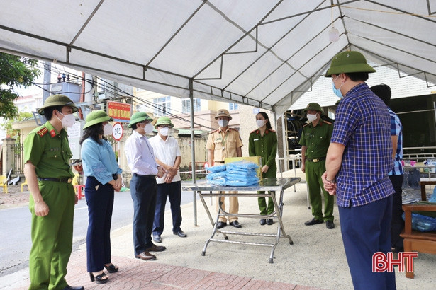 Chủ nhiệm Ủy ban kiểm tra Tỉnh ủy Hà Tĩnh động viên các lực lượng ở tuyến đầu chống dịch