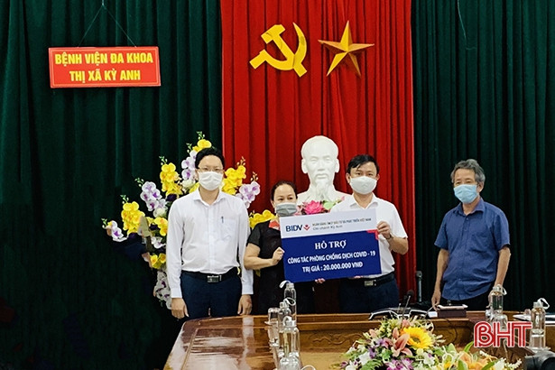 BIDV Kỳ Anh hỗ trợ 100 triệu đồng, 5 bộ máy tính phục vụ phòng, chống dịch