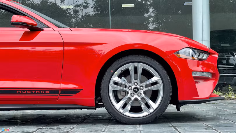 Chi tiết Ford Mustang 2021 phiên bản mui trần tại Việt Nam