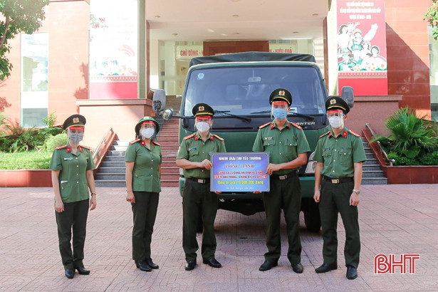 Đồng hành cùng chiến sĩ Công an Hà Tĩnh nơi tuyến đầu chống dịch