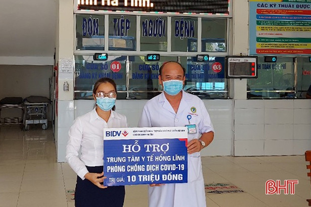 Công ty CP Tập đoàn Hoành Sơn tặng 2 máy thở cho Trung tâm Y tế TX Hồng Lĩnh