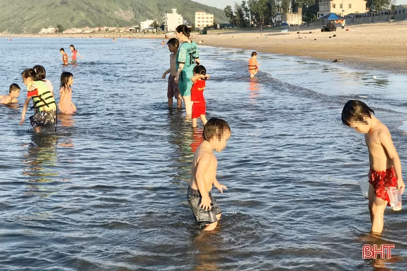 Nhiều người dân Hà Tĩnh đổ về biển Thiên Cầm “quên” phòng dịch