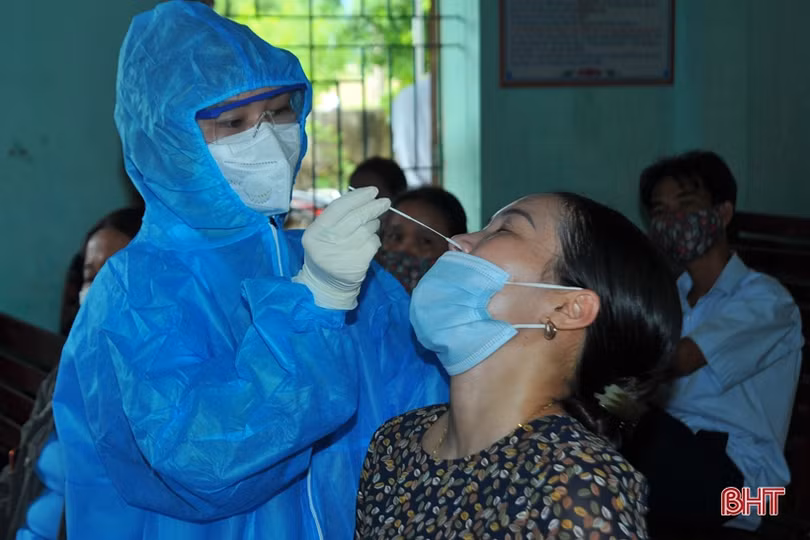 Người dân Hà Tĩnh đồng loạt đi xét nghiệm Covid-19 mở rộng từ nguồn xã hội hóa của doanh nghiệp