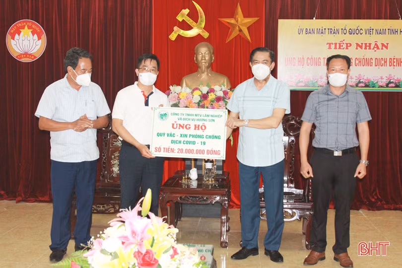 Tỉnh Bôlykhămxay và các doanh nghiệp hỗ trợ Hà Tĩnh phòng, chống dịch Covid-19