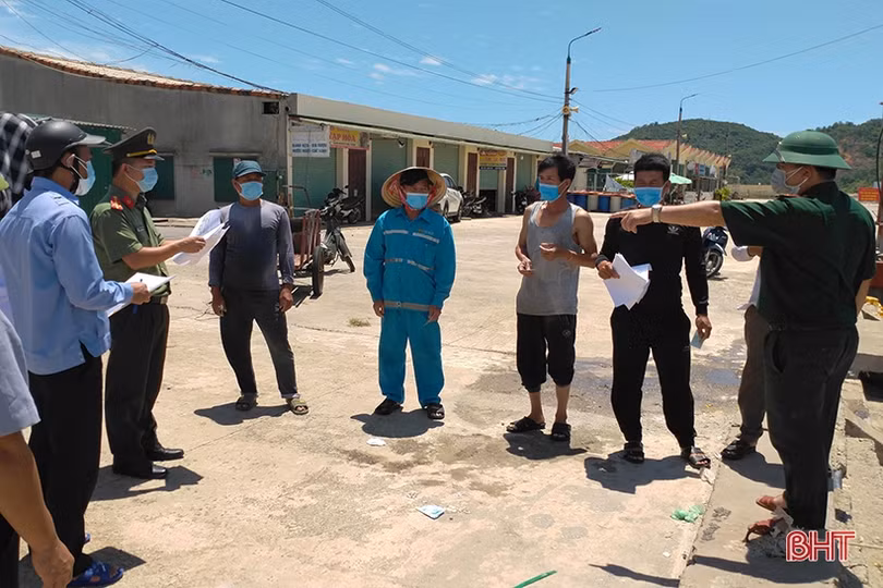 Hơn 200 ngư dân tại cảng cá Cửa Sót được xét nghiệm nhanh để ra khơi