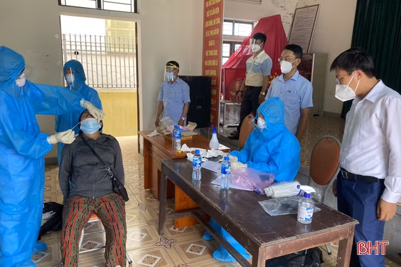 Người dân Hà Tĩnh đồng loạt đi xét nghiệm Covid-19 mở rộng từ nguồn xã hội hóa của doanh nghiệp