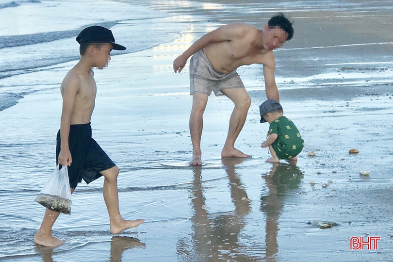 Nhiều người dân Hà Tĩnh đổ về biển Thiên Cầm “quên” phòng dịch