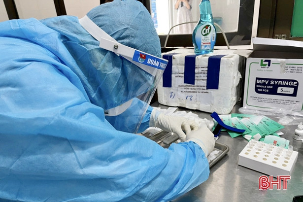 Được tuyên truyền tận nhà, người dân Vũ Quang tích cực tham gia test nhanh SARS-CoV-2 ảnh 6 Được tuyên truyền tận nhà, người dân Vũ Quang tích cực tham gia test nhanh SARS-CoV-2