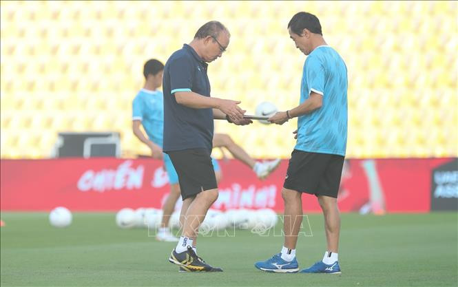 Tuyển Việt Nam làm quen sân Zabeel, chuẩn bị cho trận đấu với UAE