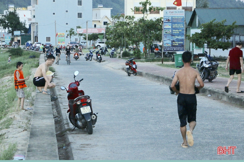 Nhiều người dân Hà Tĩnh đổ về biển Thiên Cầm “quên” phòng dịch