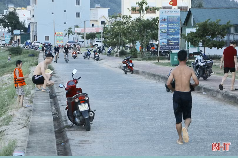 Nhiều người dân Hà Tĩnh đổ về biển Thiên Cầm “quên” phòng dịch