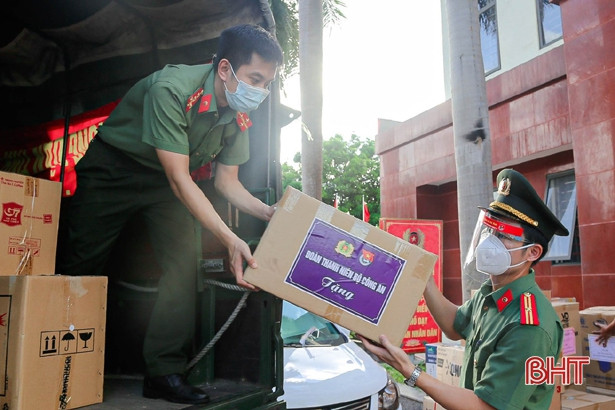 Đồng hành cùng chiến sĩ Công an Hà Tĩnh nơi tuyến đầu chống dịch