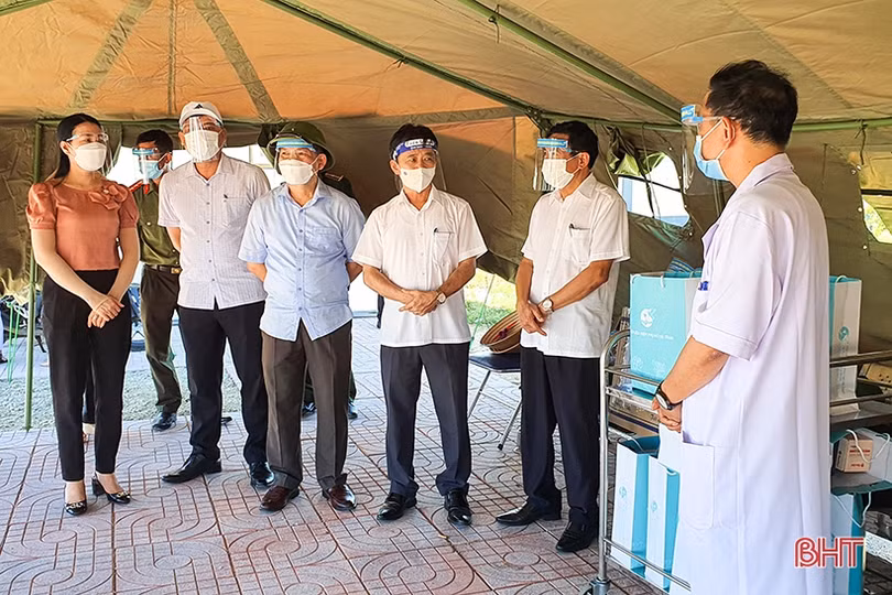 Lãnh đạo tỉnh động viên, tặng quà cơ sở điều trị bệnh nhân Covid-19 ở huyện Kỳ Anh