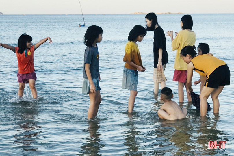 Nhiều người dân Hà Tĩnh đổ về biển Thiên Cầm “quên” phòng dịch