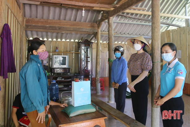 Thăm hỏi, động viên cán bộ, hội viên phụ nữ khó khăn ở Hương Sơn