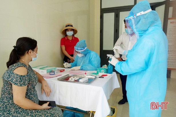 Được tuyên truyền tận nhà, người dân Vũ Quang tích cực tham gia test nhanh SARS-CoV-2 ảnh 5 Được tuyên truyền tận nhà, người dân Vũ Quang tích cực tham gia test nhanh SARS-CoV-2