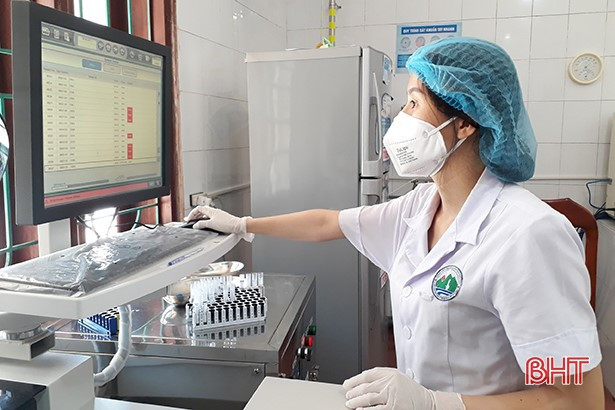 Nữ nhân viên xét nghiệm ở Hà Tĩnh nén đau vết thương suốt 5 giờ để đảm bảo việc lấy mẫu