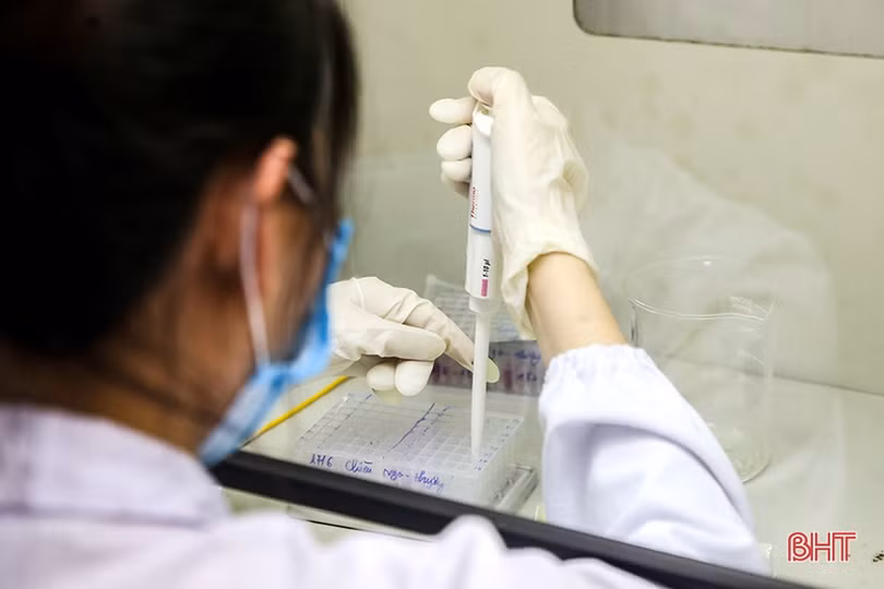 Xuyên đêm xét nghiệm “gói 150 ngàn mẫu cộng đồng” ở CDC Hà Tĩnh