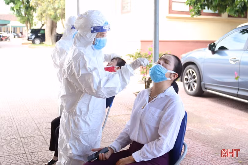 Người dân Hà Tĩnh đồng loạt đi xét nghiệm Covid-19 mở rộng từ nguồn xã hội hóa của doanh nghiệp