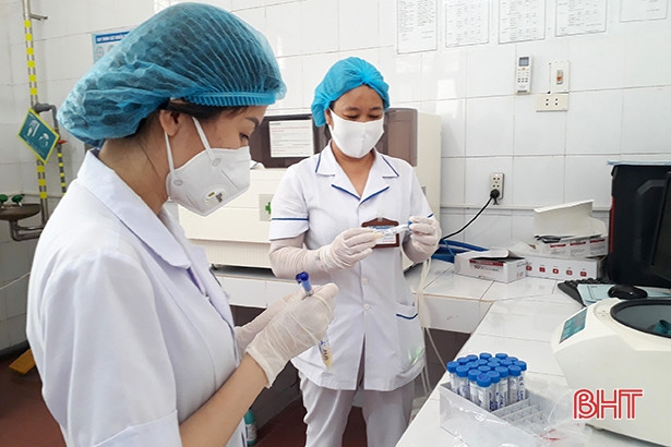 Nữ nhân viên xét nghiệm ở Hà Tĩnh nén đau vết thương suốt 5 giờ để đảm bảo việc lấy mẫu