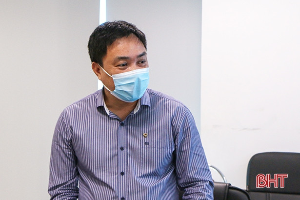 Vietcombank Hà Tĩnh trao tặng 800 triệu đồng cho tuyến đầu chống dịch