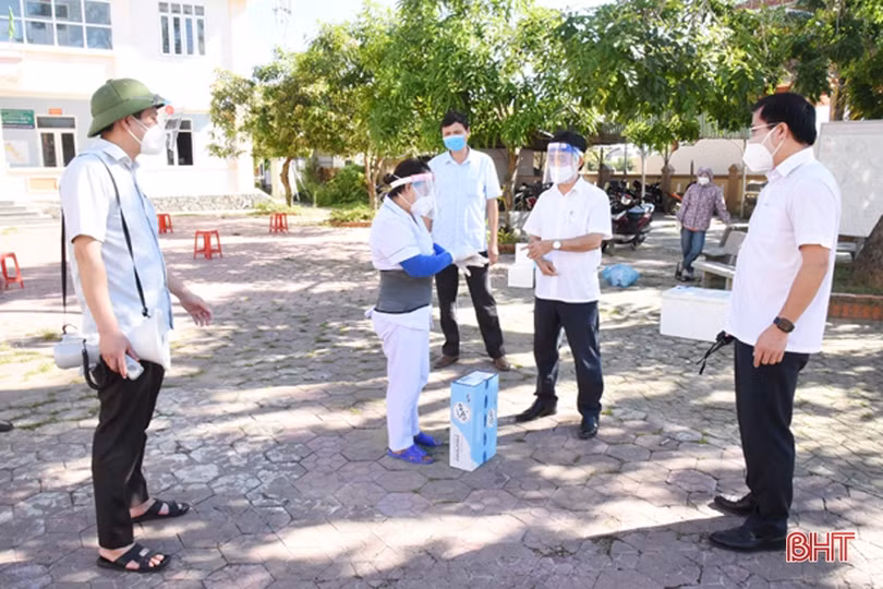 Lộc Hà tiếp tục khắc phục khó khăn, sớm hoàn thành đợt lấy mẫu xét nghiệm Covid-19 mở rộng