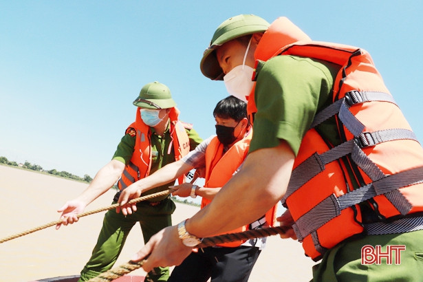 Công an xã ở Hà Tĩnh bắt giữ 1 xà lan khai thác cát trái phép trên sông Lam