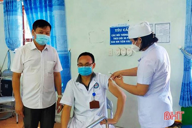 Lãnh đạo Sở Y tế Hà Tĩnh kiểm tra lấy mẫu xét nghiệm diện rộng và tiêm vắc-xin tại các địa phương, cơ sở y tế