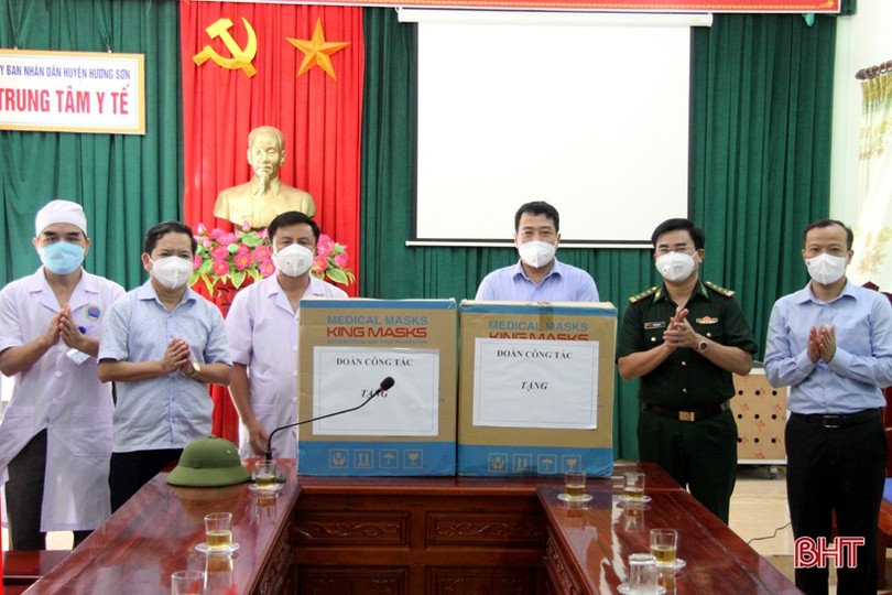 Phó Chủ tịch Thường trực HĐND tỉnh động viên lực lượng chống dịch ở Hương Sơn