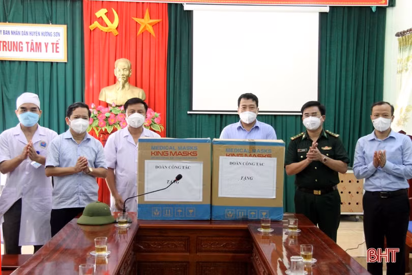 Phó Chủ tịch Thường trực HĐND tỉnh động viên lực lượng chống dịch ở Hương Sơn
