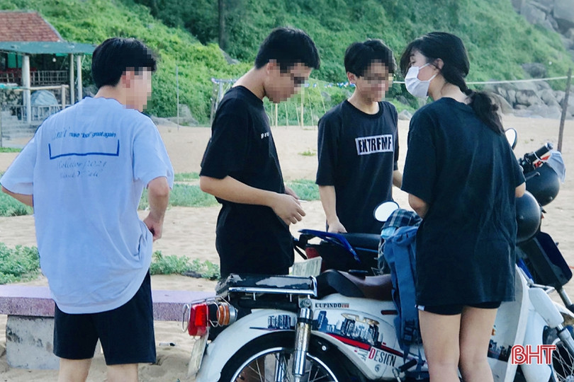 Nhiều người dân Hà Tĩnh đổ về biển Thiên Cầm “quên” phòng dịch