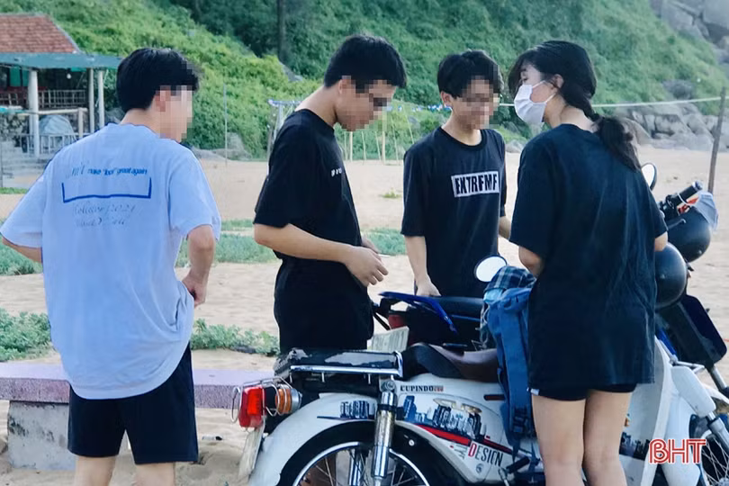 Nhiều người dân Hà Tĩnh đổ về biển Thiên Cầm “quên” phòng dịch