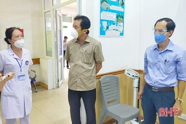 Lãnh đạo Sở Y tế Hà Tĩnh kiểm tra lấy mẫu xét nghiệm diện rộng và tiêm vắc-xin tại các địa phương, cơ sở y tế