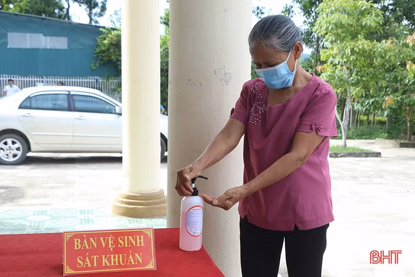 Người dân Hà Tĩnh đồng loạt đi xét nghiệm Covid-19 mở rộng từ nguồn xã hội hóa của doanh nghiệp