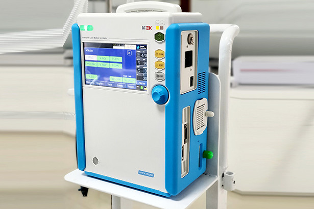 Công ty CP Tập đoàn Hoành Sơn tặng 2 máy thở cho Trung tâm Y tế TX Hồng Lĩnh