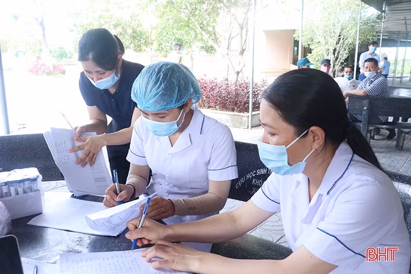 Người dân Hà Tĩnh đồng loạt đi xét nghiệm Covid-19 mở rộng từ nguồn xã hội hóa của doanh nghiệp