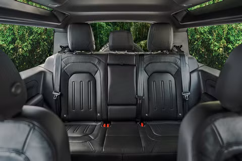 Land Rover Defender 90 mới ra mắt tại Việt Nam, giá từ 3,935 tỷ