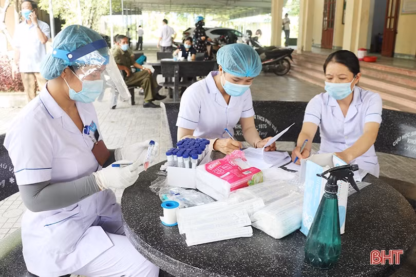 Người dân Hà Tĩnh đồng loạt đi xét nghiệm Covid-19 mở rộng từ nguồn xã hội hóa của doanh nghiệp