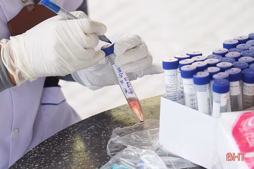 Người dân Hà Tĩnh đồng loạt đi xét nghiệm Covid-19 mở rộng từ nguồn xã hội hóa của doanh nghiệp